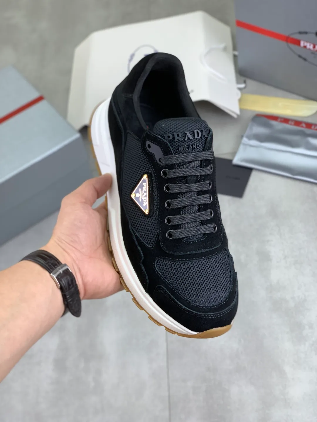 Men's shoes 💰P560💰[New style] popular models are on the official website, 🆘 Trendy brand (Prada) mainly promotes popular models, avant-garde and versatile fashion men's shoes private version mold opening, cowhide surface splicing 1:1.. Fashionable and simple, original imported cowhide lining cowhide feet; the atmosphere and personality are more fashionable, eye-catching and pursuing class. It will subvert the old idea and be a must-have for fashionistas with you! Must keep it for yourself! Tall and comfortable, large and low, high-end quality workmanship. Number of yards: 38-45 4️⃣optional.